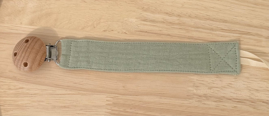 Attache tétine tissu {Broderie}
