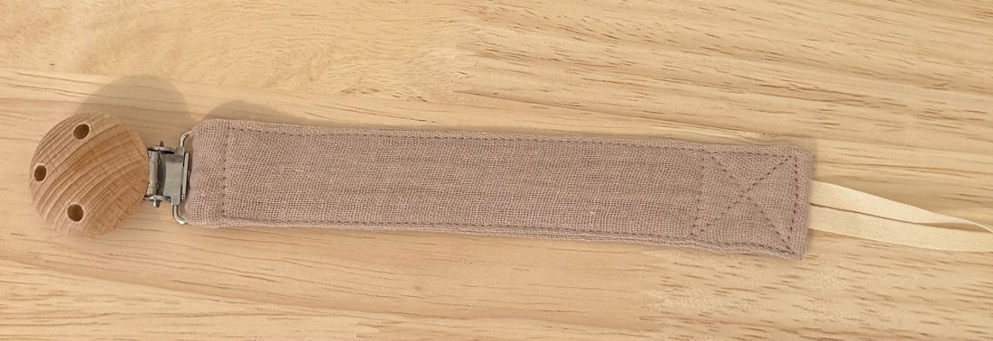 Attache tétine tissu {Broderie}