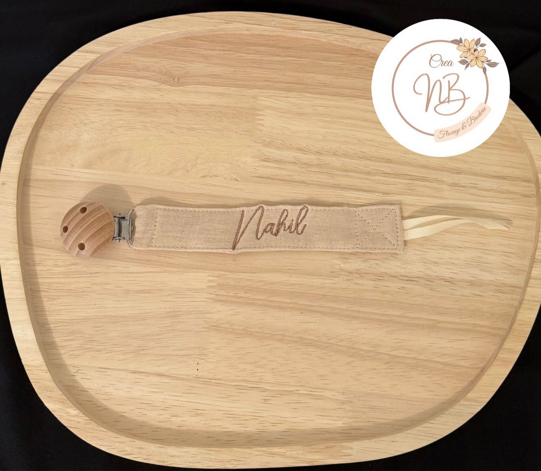 Attache tétine tissu {Broderie}