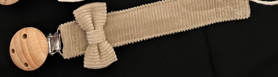 Attache tétine tissu noeud