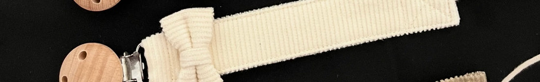 Attache tétine tissu noeud